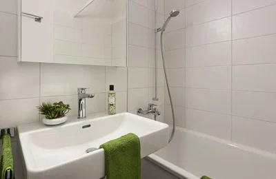Купатило; плочице, природно светло