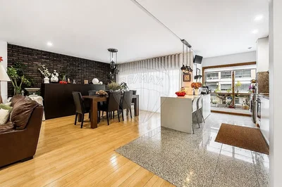 Salon; parquet, lumière naturelle, style moderne