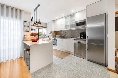 Cuisine; électroménager, parquet, carrelage, lumière naturelle, style moderne