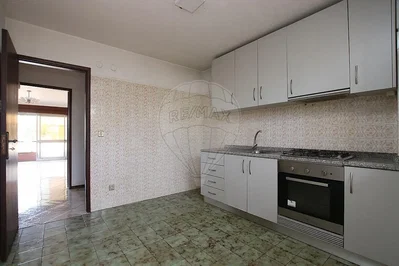 Cuisine; électroménager, carrelage, nécessite rénovation