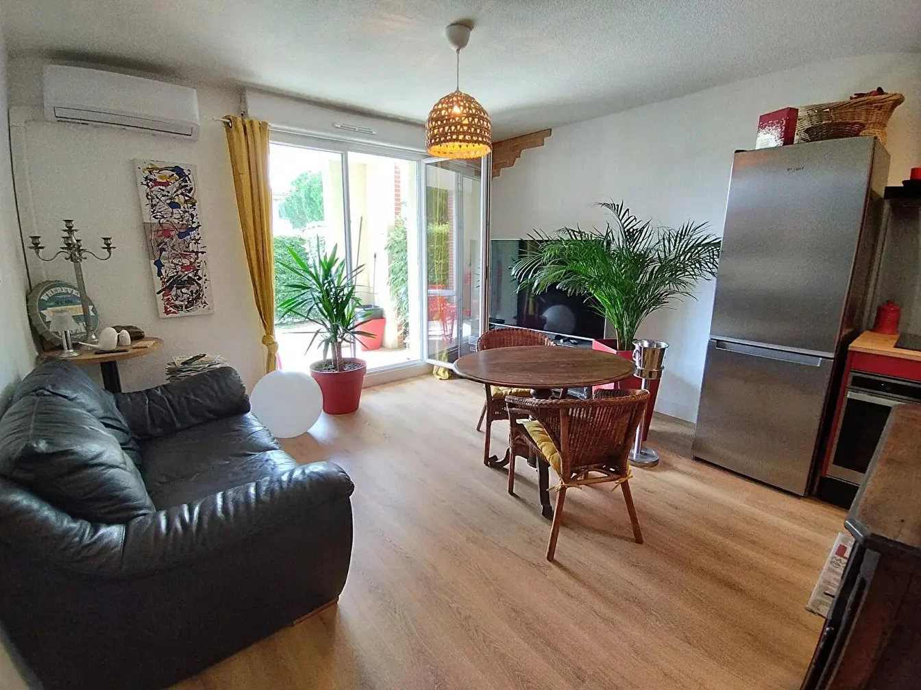 Soggiorno; luce naturale, pavimento in legno