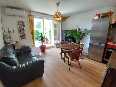 Soggiorno; luce naturale, pavimento in legno