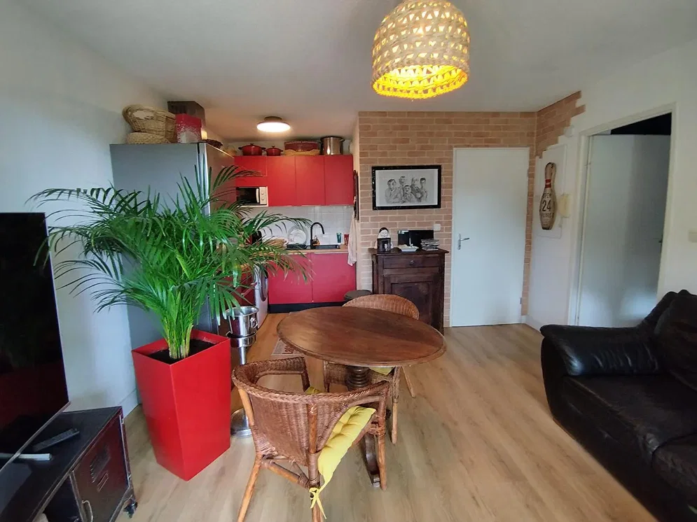 Soggiorno; elettrodomestici, pavimento in legno, luce naturale, stile rustico