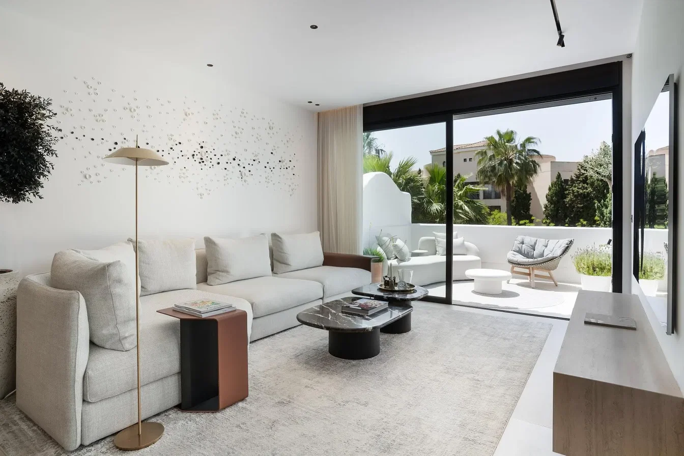 Dnevna soba; naravna svetloba, sodoben slog, lesena tla