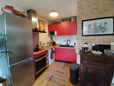 Cucina; elettrodomestici, pavimento in legno, luce naturale
