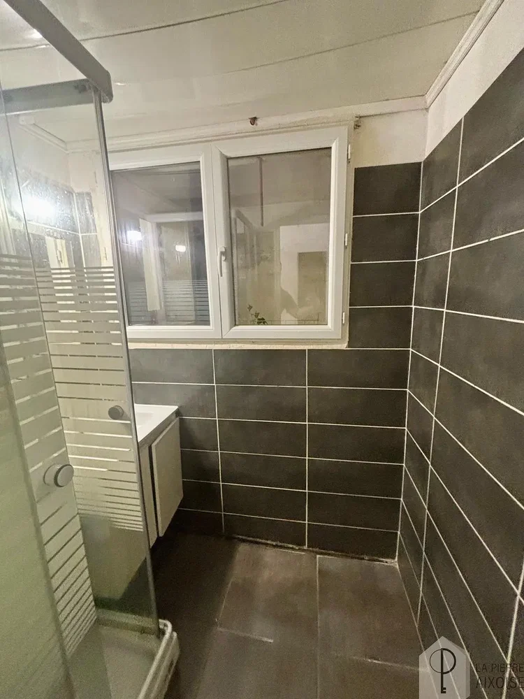 Bathroom; tile floor, natural light
