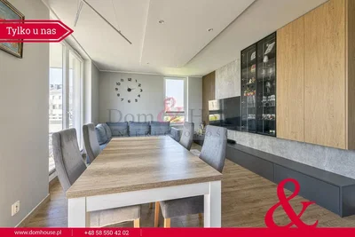 Yemek odası; doğal ışık, ahşap zemin, modern stil