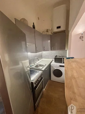 Keuken; keukenapparatuur, houten vloer, tegelvloer, renovatie nodig