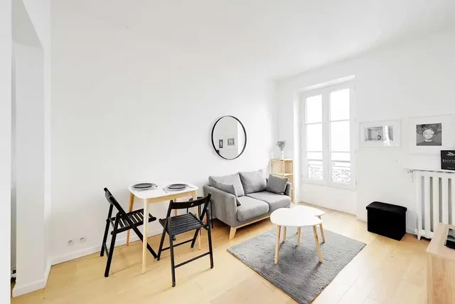 Salón; luz natural, suelo de madera, estilo moderno