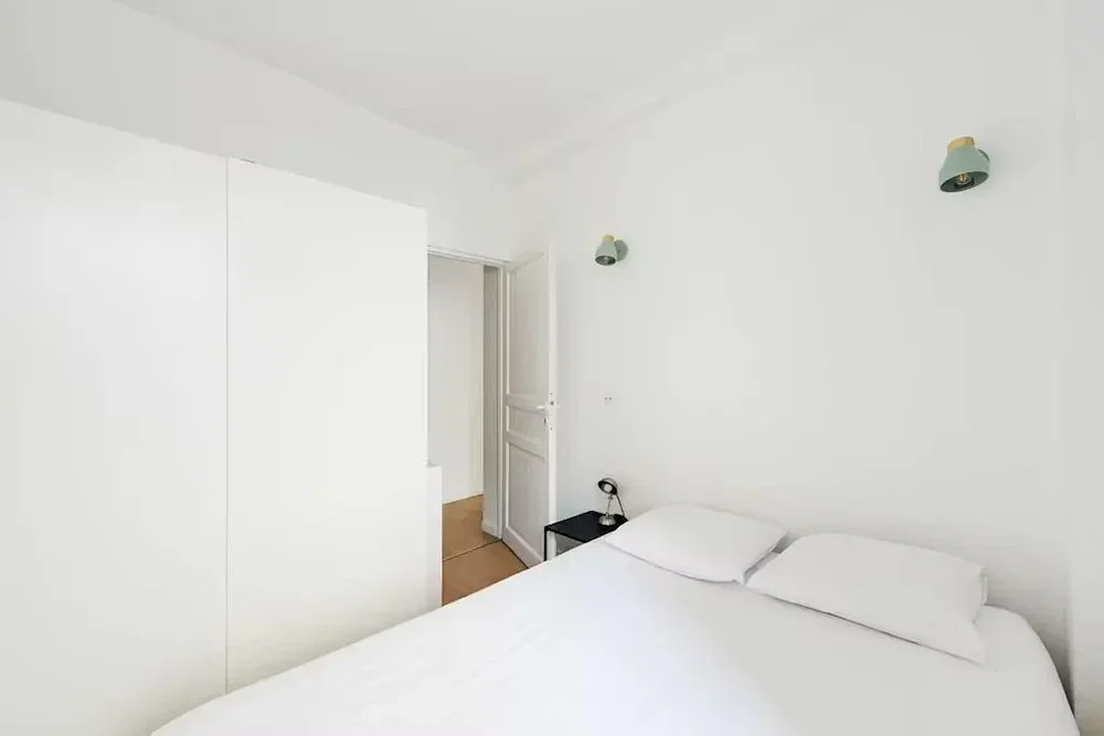 Schlafzimmer; tageslicht, holzboden