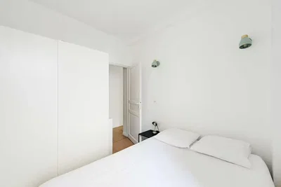 Schlafzimmer; tageslicht, holzboden