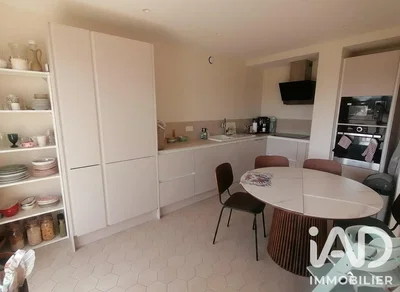 Cuisine; électroménager, carrelage, lumière naturelle