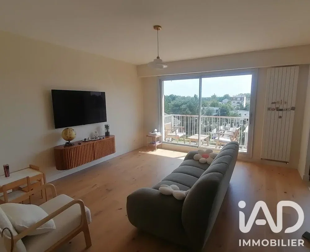 Salon; parquet, lumière naturelle, vue