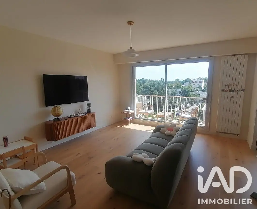 Salon; parquet, lumière naturelle, vue