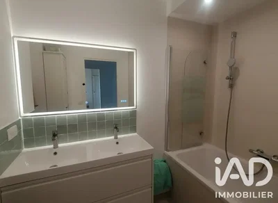 Salle de bain; rénové, lumière naturelle
