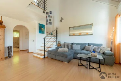 Obývací pokoj; dřevěná podlaha, přirozené světlo, moderní styl