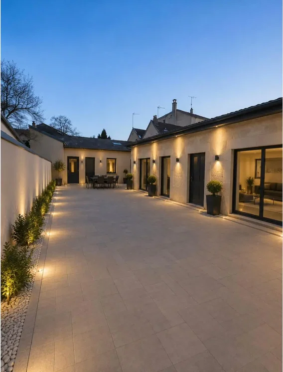 Casa e arredores; luz natural, chão de azulejo