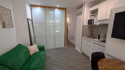 Oturma odası; mutfak aletleri, ahşap zemin, doğal ışık, modern stil