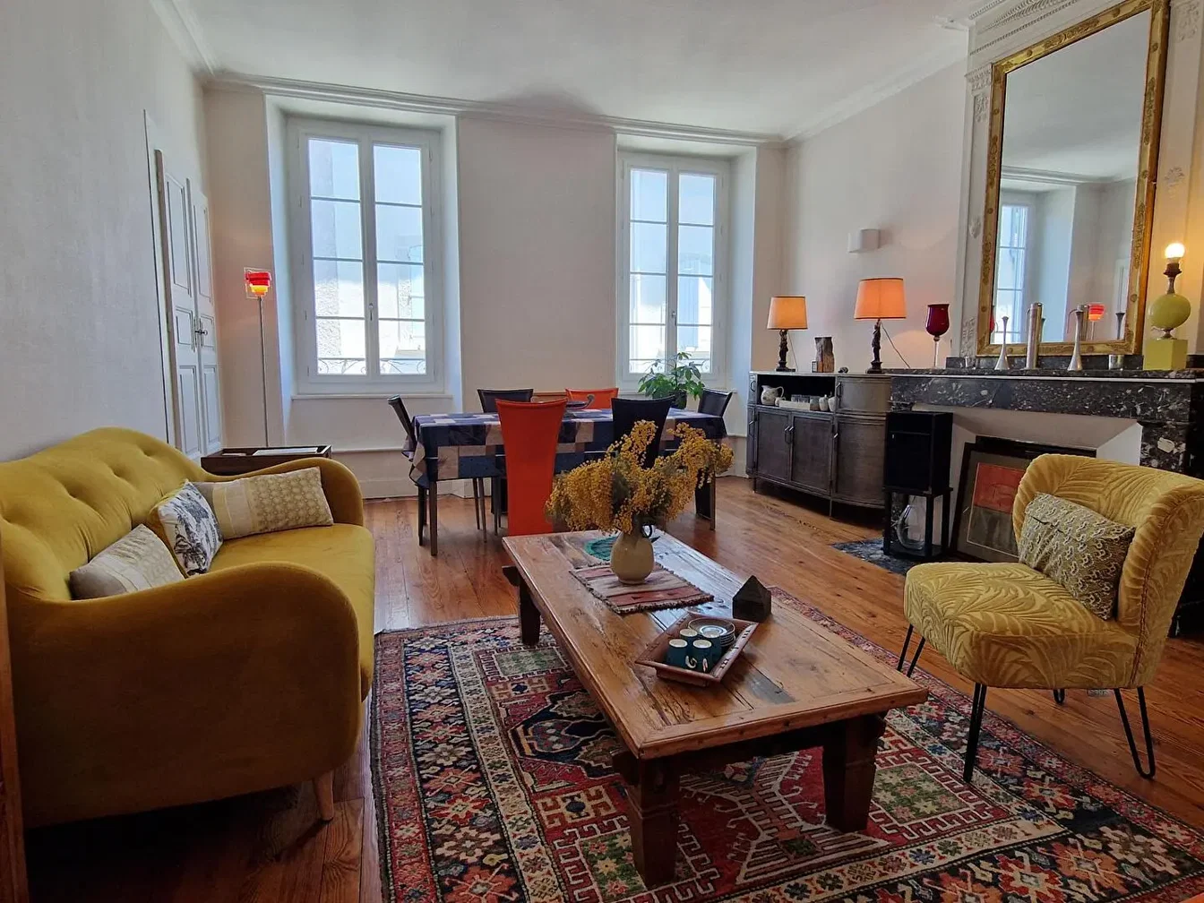 Salón; luz natural, suelo de madera, estilo rústico