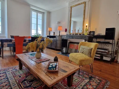 Salón; suelo de madera, chimenea, luz natural