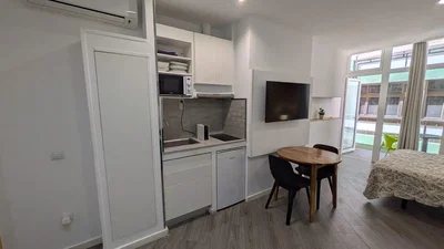 Mutfak; mutfak aletleri, doğal ışık, modern stil