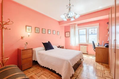 Schlafzimmer; holzboden, tageslicht
