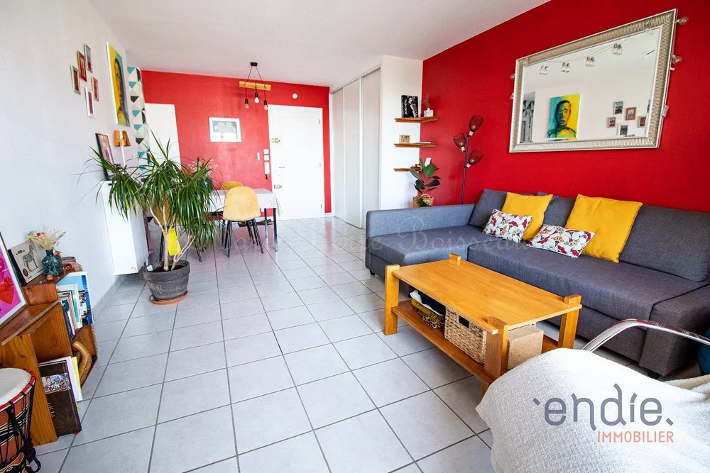 Salon; carrelage, style moderne, lumière naturelle