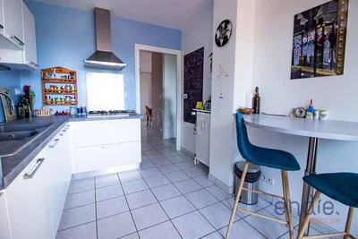 Cuisine; électroménager, carrelage, lumière naturelle