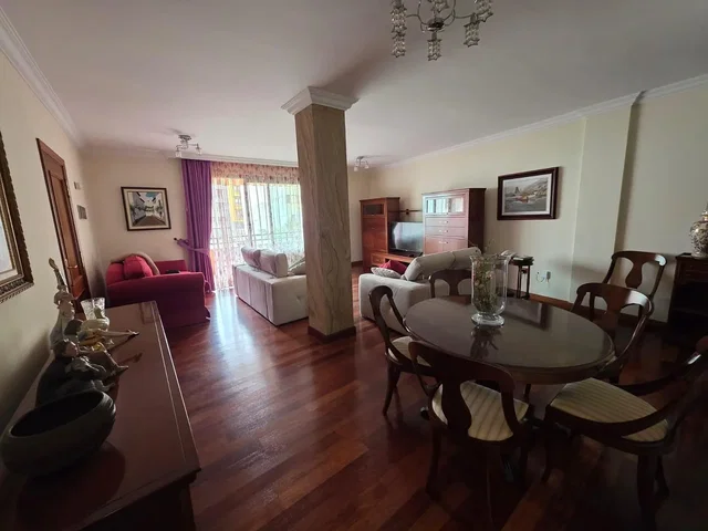 Salón; suelo de madera, luz natural
