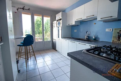 Cuisine; électroménager, carrelage, lumière naturelle
