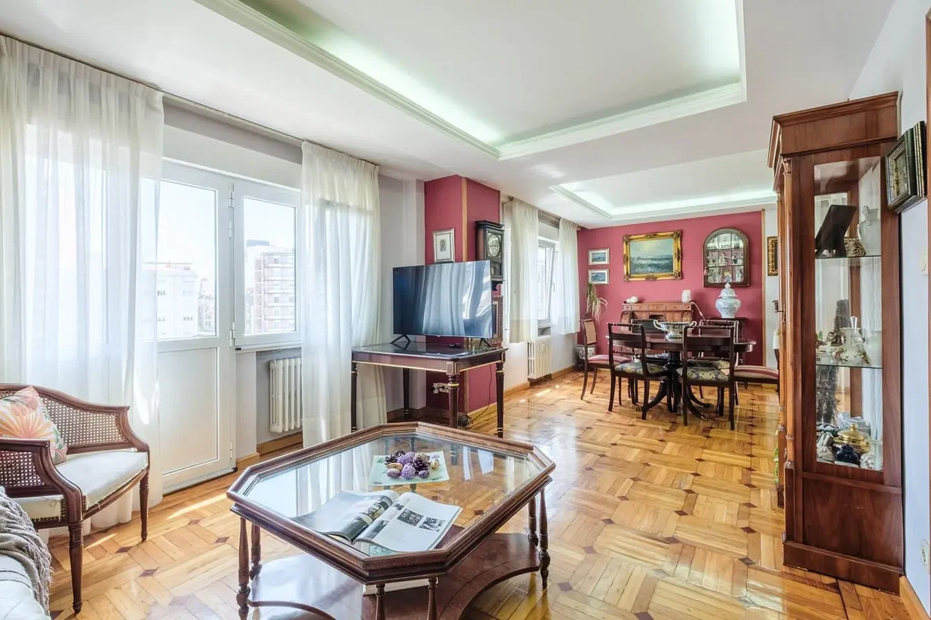 Wohnzimmer; holzboden, tageslicht, moderner stil