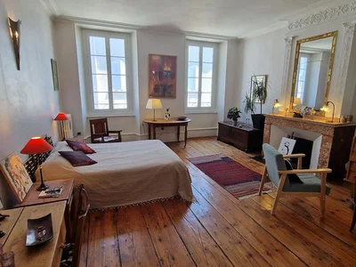Dormitorio; suelo de madera, luz natural, estilo rústico