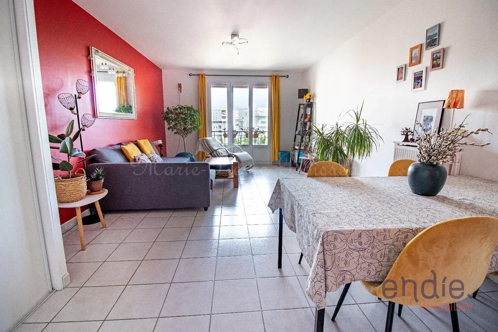 Salon; lumière naturelle, carrelage