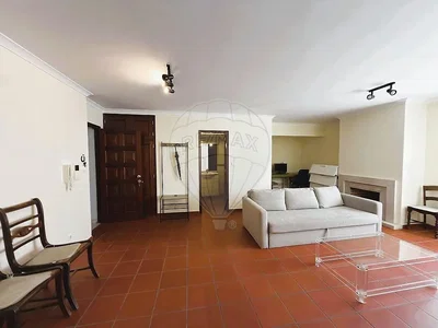 Salón; suelo de baldosas, chimenea, luz natural
