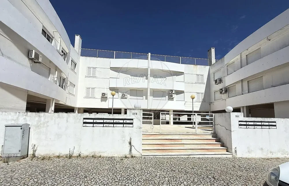 Casa y alrededores; luz natural