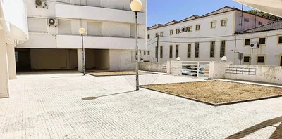 Casa y alrededores; luz natural