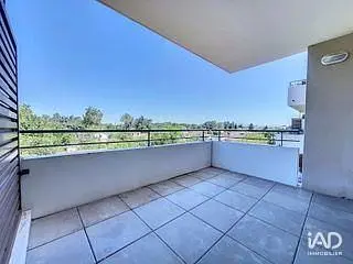 Balcone; vista, pavimento in piastrelle, luce naturale