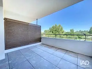 Balcone; vista, pavimento in piastrelle, luce naturale