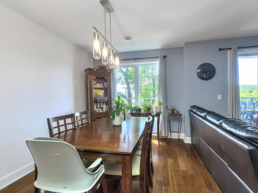 Salón; suelo de madera, luz natural