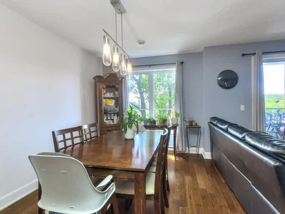 Salón; suelo de madera, luz natural