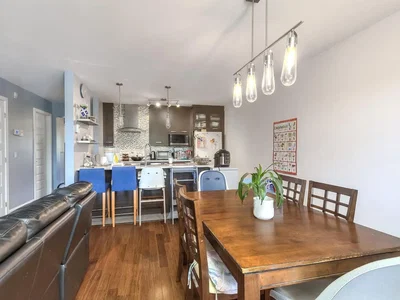 Cocina; electrodomésticos, suelo de madera, luz natural
