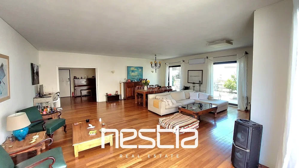Salón; suelo de madera, luz natural, estilo moderno