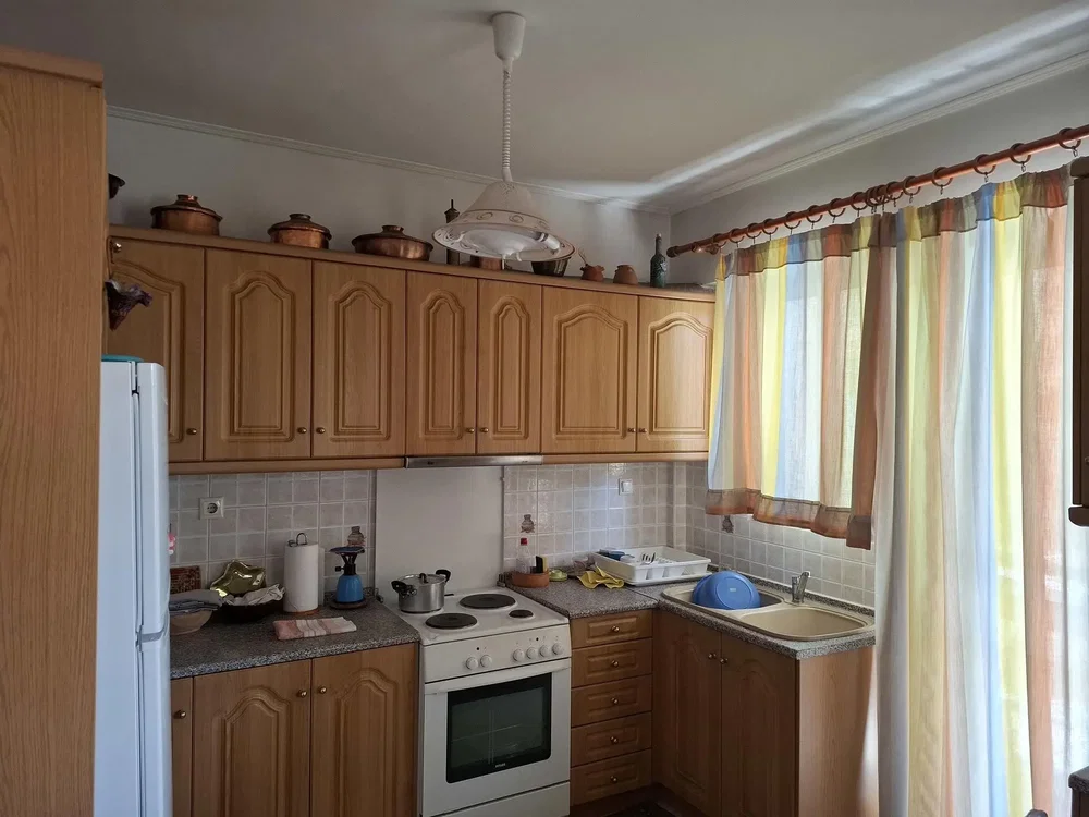Кухиња; кухињски апарати, природно светло, потребна реновација