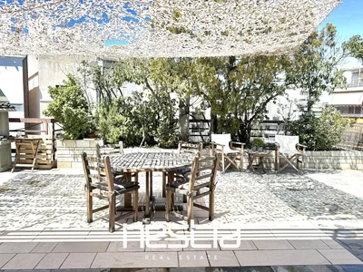 Terraza; luz natural, suelo de baldosas