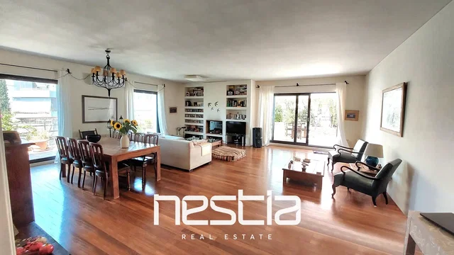 Salón; suelo de madera, luz natural, estilo moderno
