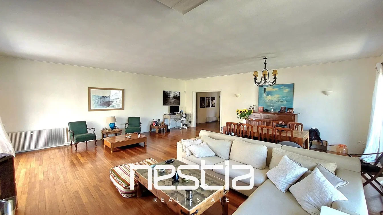 Salón; luz natural, suelo de madera, estilo moderno