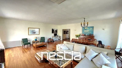 Salón; luz natural, suelo de madera, estilo moderno