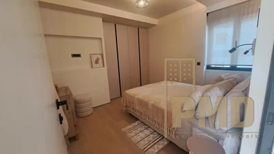 Dormitorio; luz natural, suelo de madera