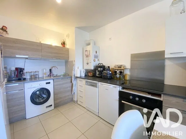 مطبخ; أجهزة المطبخ, أرضية من البلاط, ضوء طبيعي
