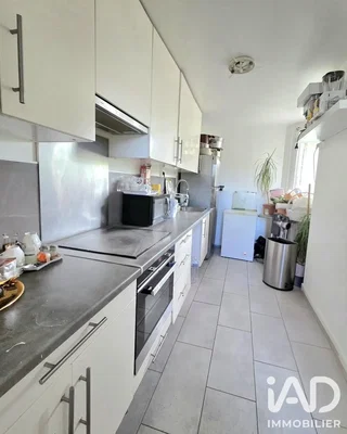 مطبخ; أجهزة المطبخ, أرضية من البلاط, ضوء طبيعي